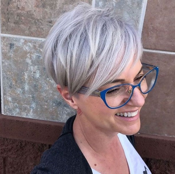 Pixie corto grigio - Instagram: @kurzhaarestylen