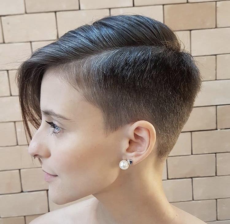 Pixie corto, rasato e con ciuffo - Instagram: @pixierqueen