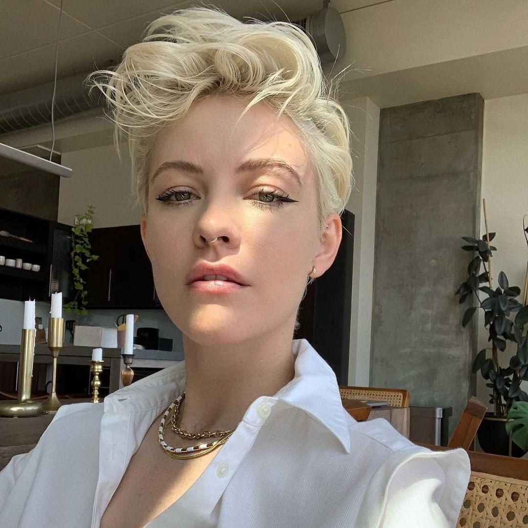 Pixie mosso ribelle biondo con ciuffo
