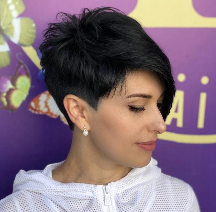 Pixie nero con ciuffo - Instagram: @tanyusha_younusova