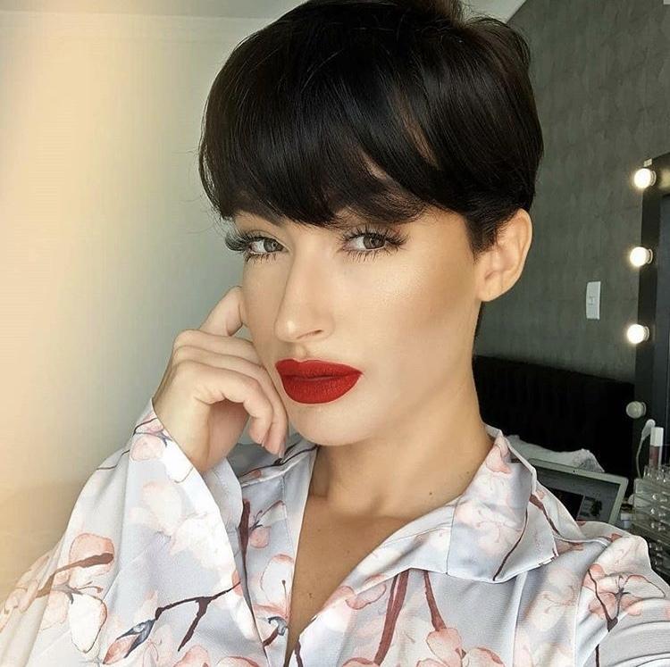 Pixie nero con frangia - Instagram: @janasabrinna