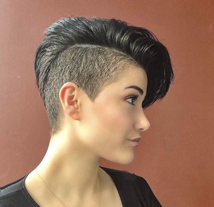 Pixie rasato con ciuffo - Instagram: @topmerve