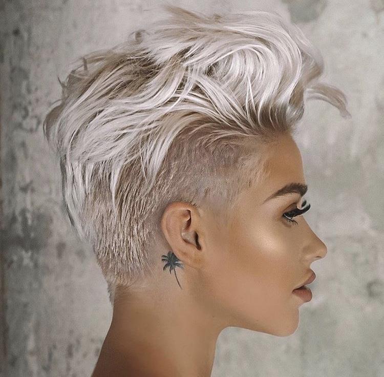 Pixie rasato con cresta - Instagram: @autumnhartt