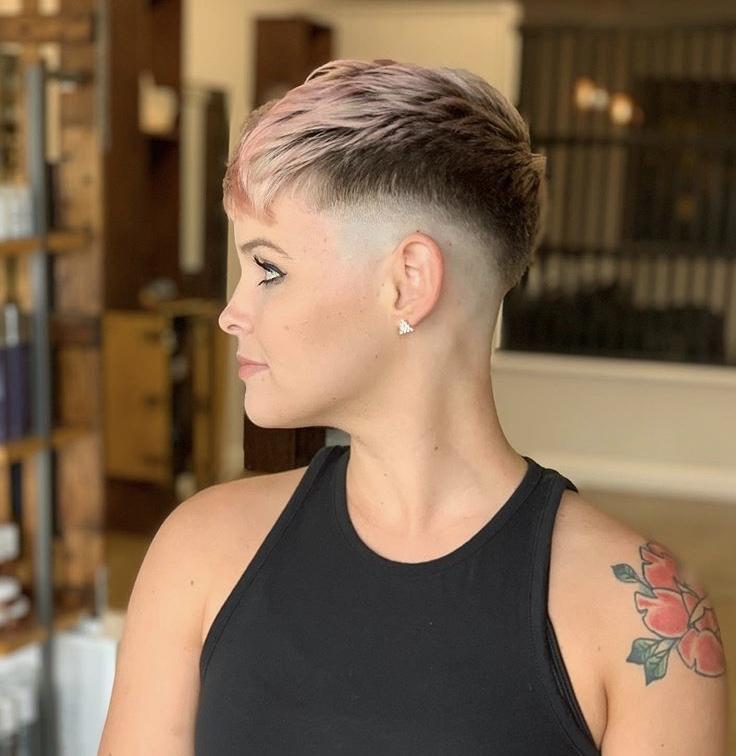 Pixie rasato con lunghezze rosa - Instagram: @dillahajhair