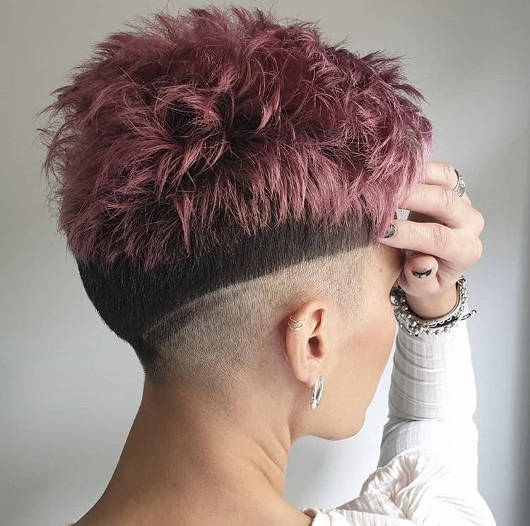 Pixie rasato con sfumature - Instagram: @soni_254