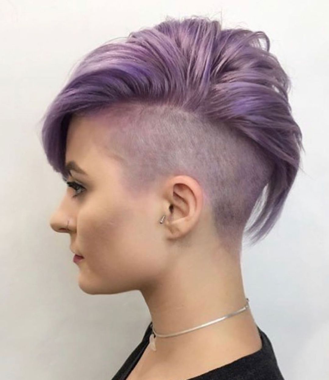 Pixie rasato viola - Instagram: @kurzhaarestylen