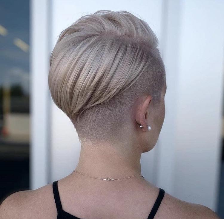 Pixie visto da dietro - Instagram: @courtneyxcentrichair