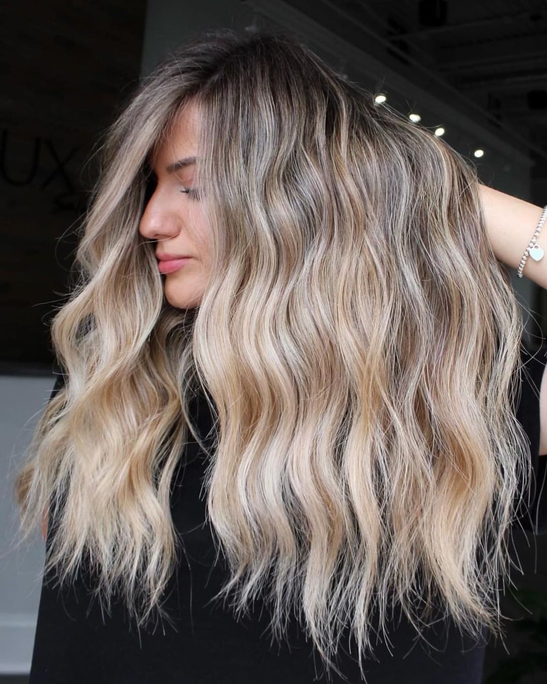 Sfumature bionde su base castana - Instagram: @emilyannelle.hair