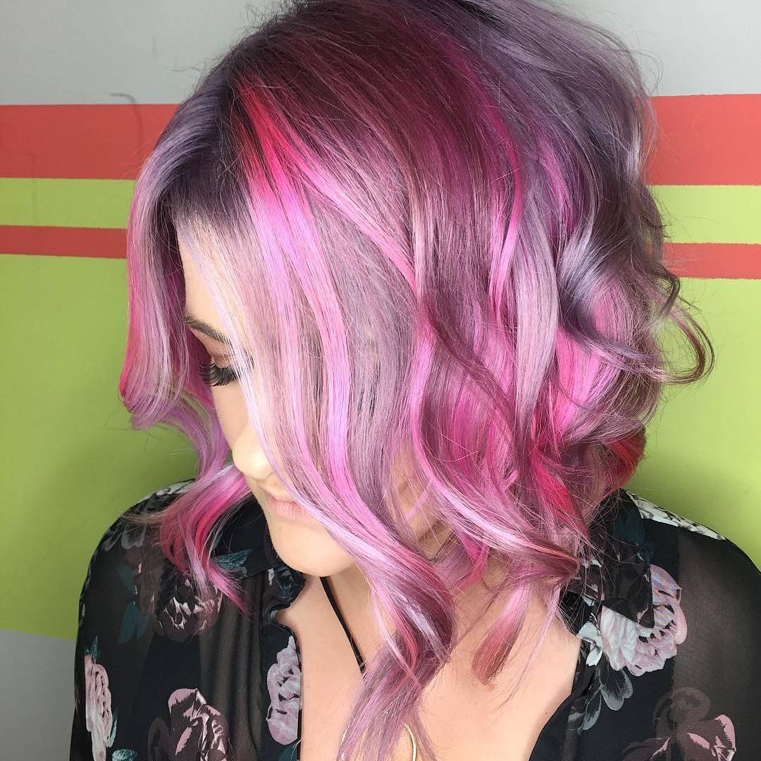 Taglio medio con ciocche fucsia