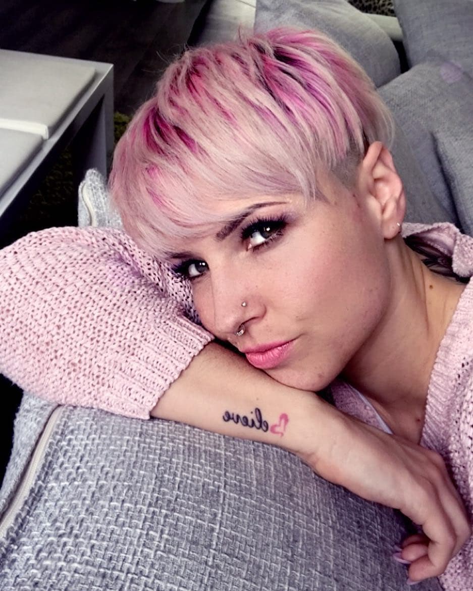 Taglio pixie con sfumature rosa - Instagram: @stil_lage 