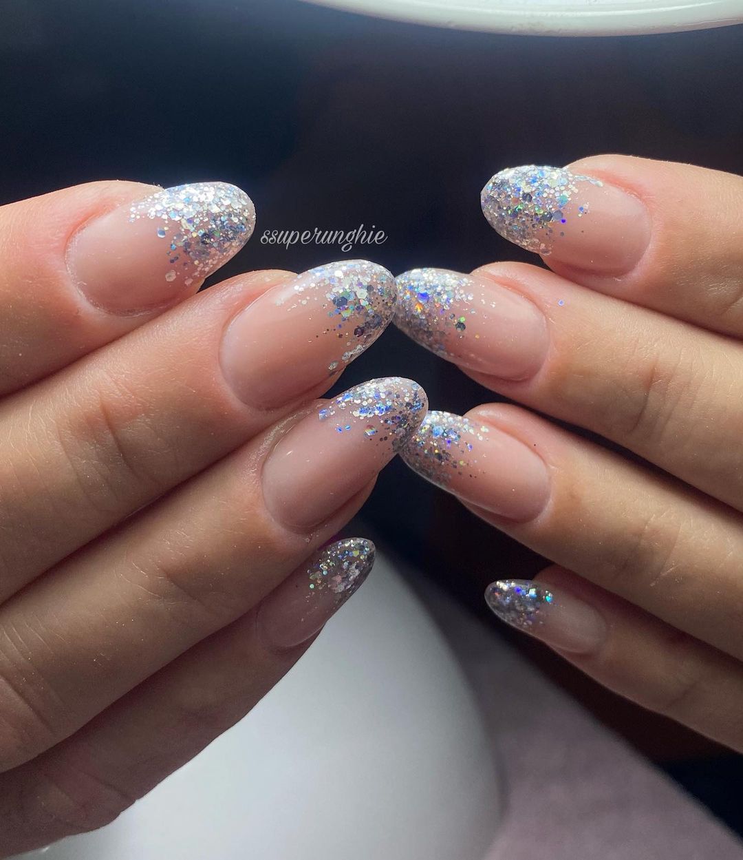 Unghie con sfumatura di brillantini - Instagram: @ssuperunghie