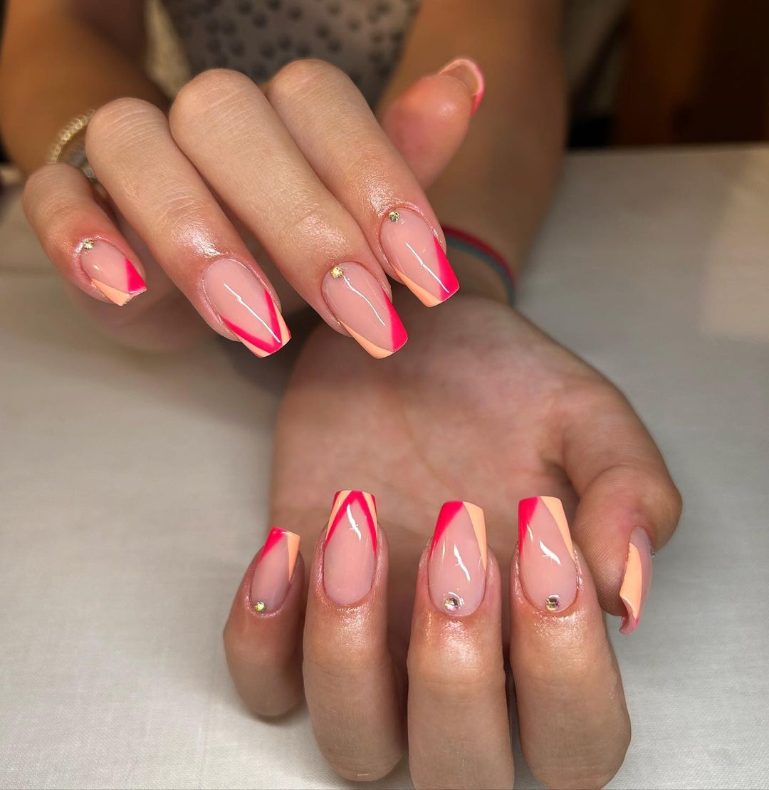 Unghie French corallo - Instagram: @a.__.fredda 