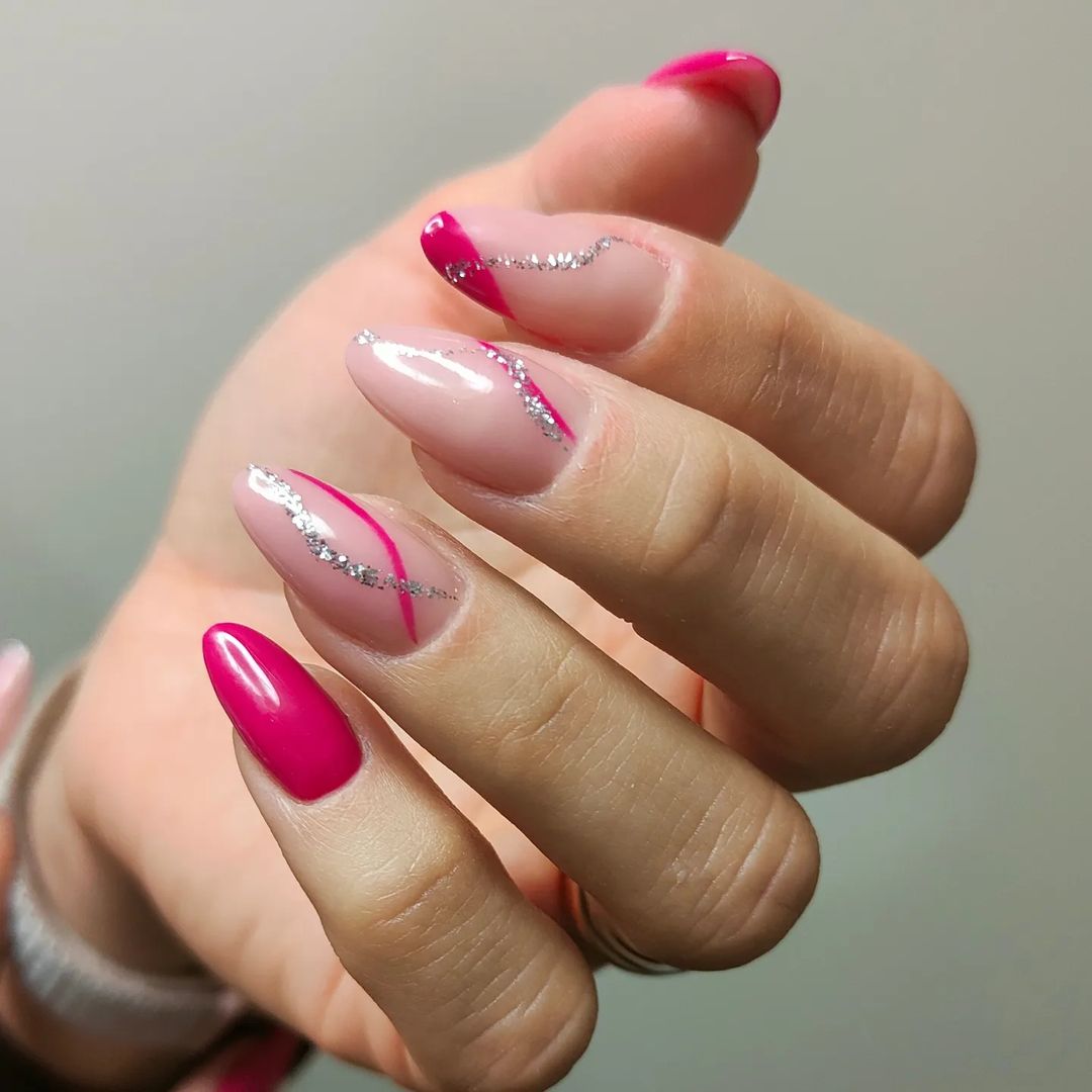 Unghie fucsia a mandorla - Instagram: @esteticacarlotta