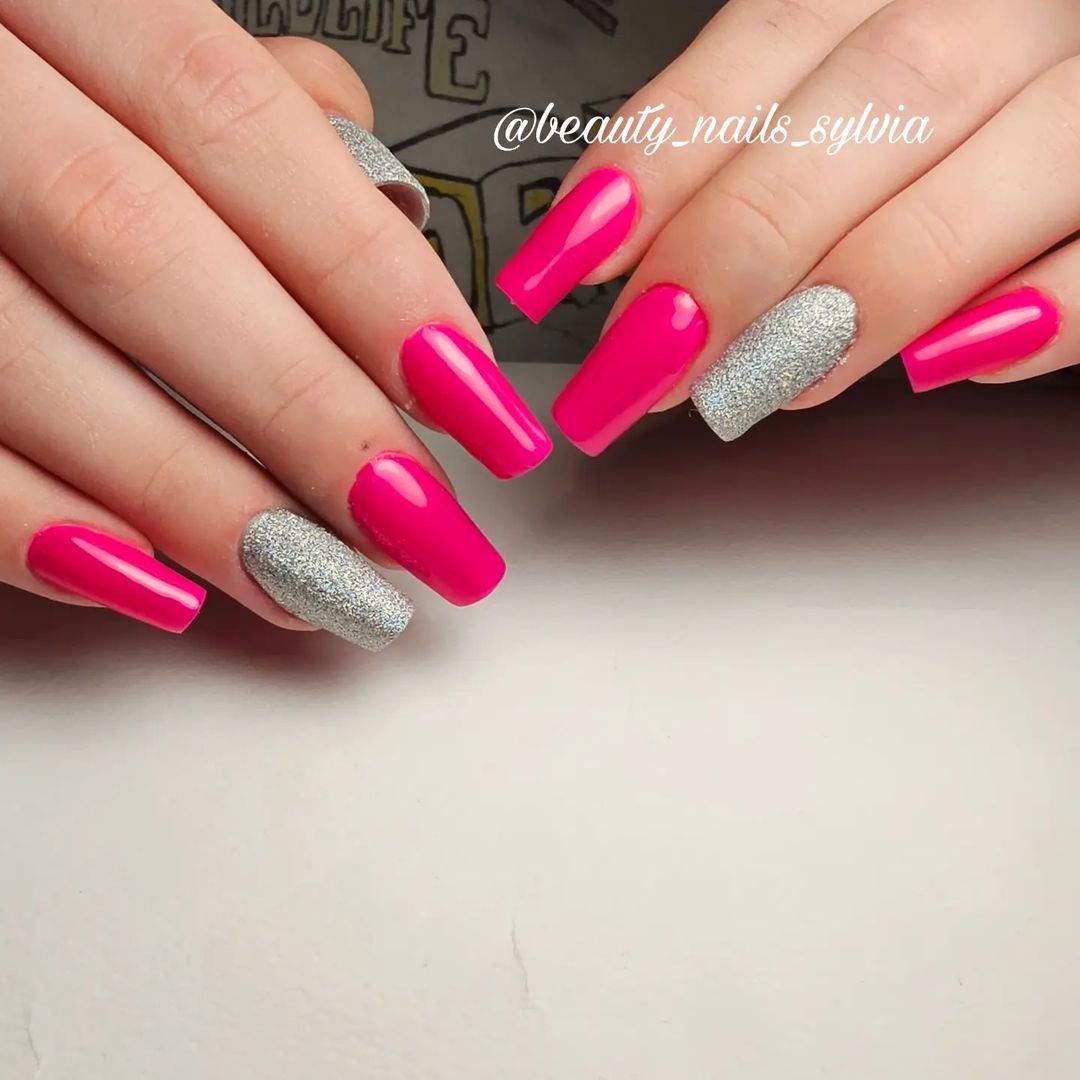 Unghie fucsia con glitter - Instagram: @beauty_nails_sylvia