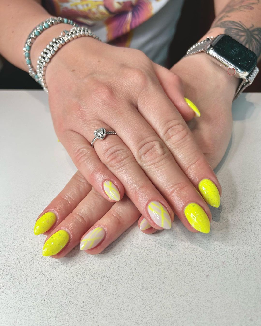 Unghie giallo limone - lnstagram: @e_mani_della_pam