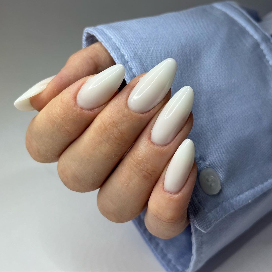 Unghie lunghe bianco latte - Instagram: @gf__nails
