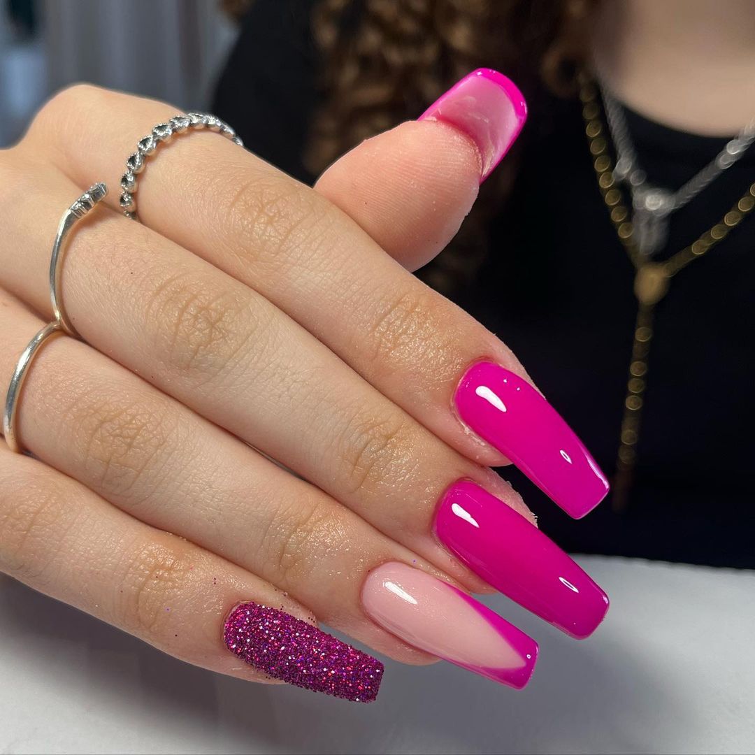 Unghie lunghe fucsia - Instagram: @zaiii_nails