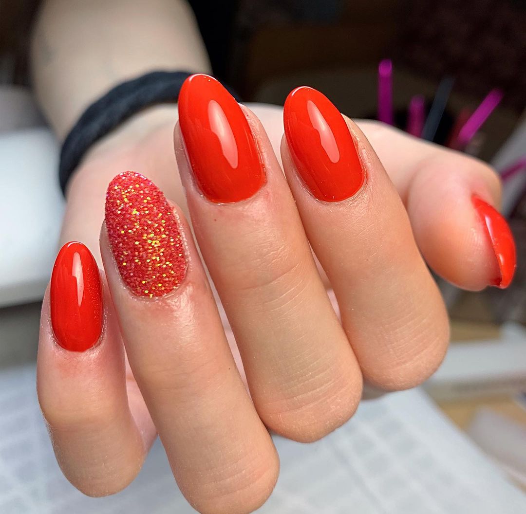 Unghie rosse con brillantini - Instagram: @kikkart.nails