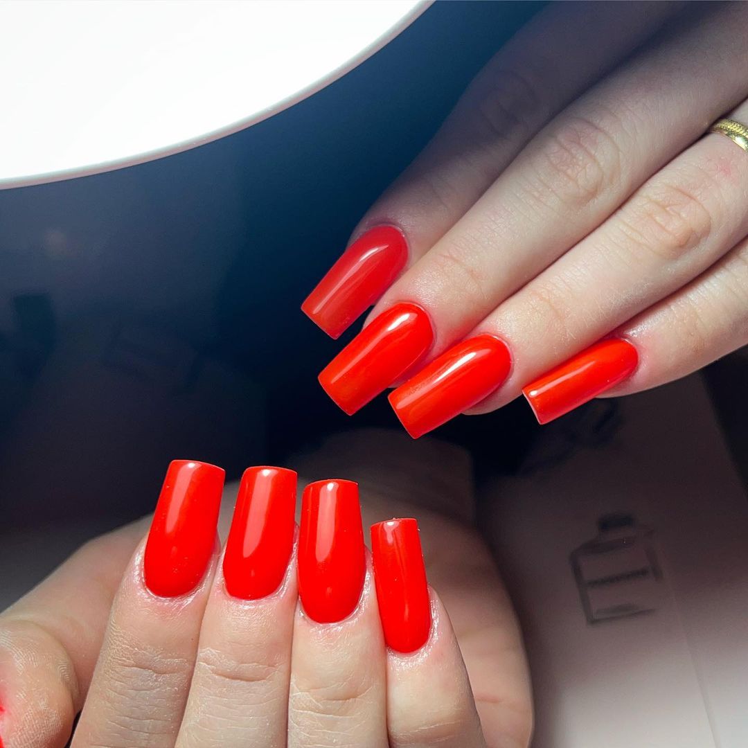 Unghie rosso fluo - Instagram: @beauty_rita_nails