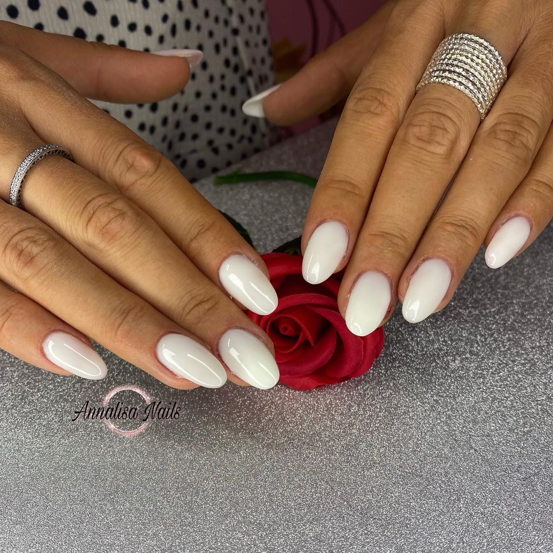 Unghie tonde bianco latte - Instagram: @_annalisanails_