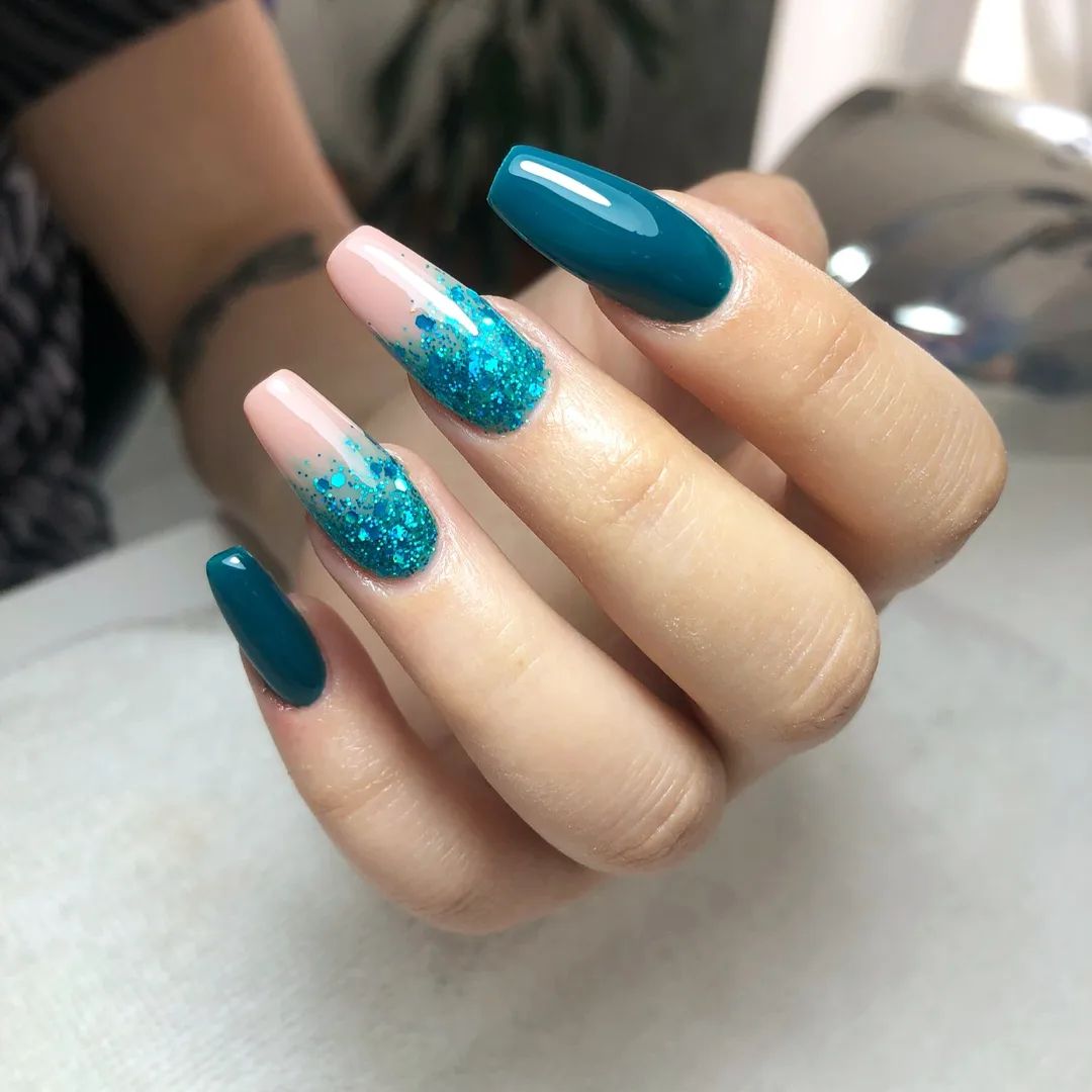 Unghie verdi con brillantini - Instagram: @angelika_karolewska