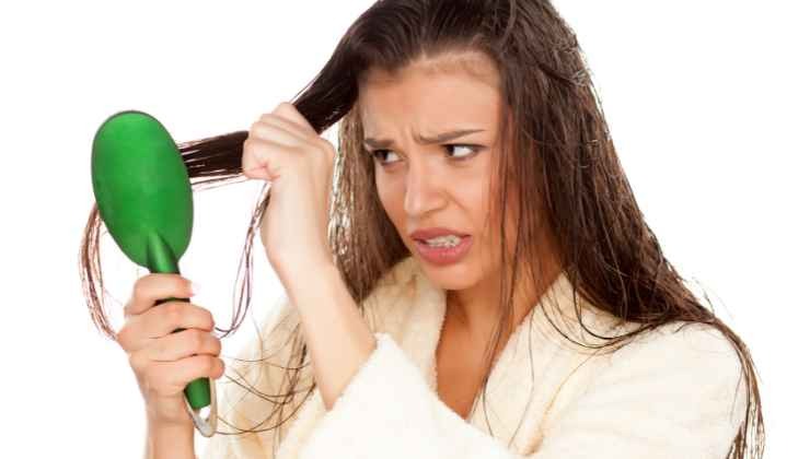 Capelli bagnati, l'errore che causa la rottura 