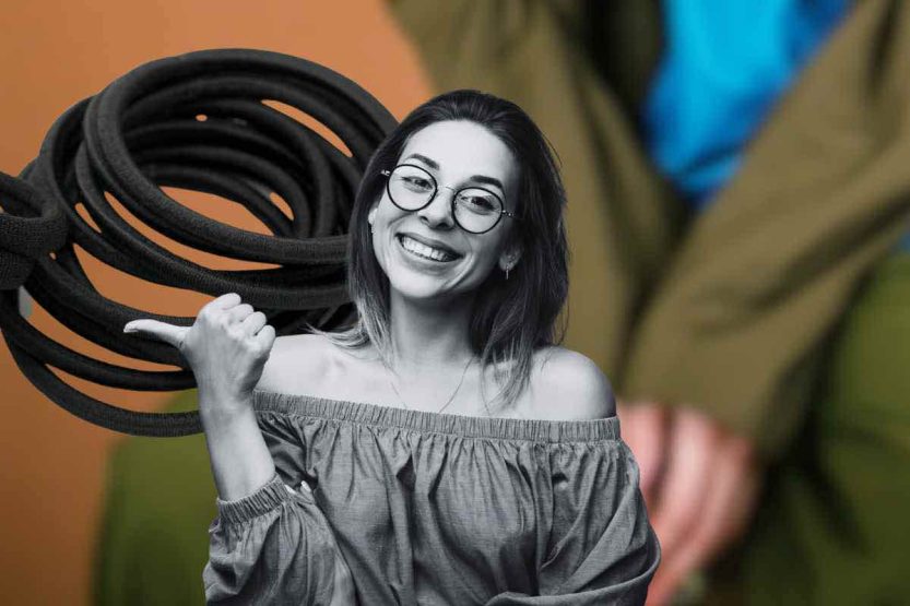 Amanda Saurin svela un metodo infallibile per accorciare le maniche della giacca