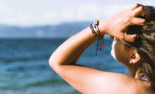 Ragazza al mare che prende il sole